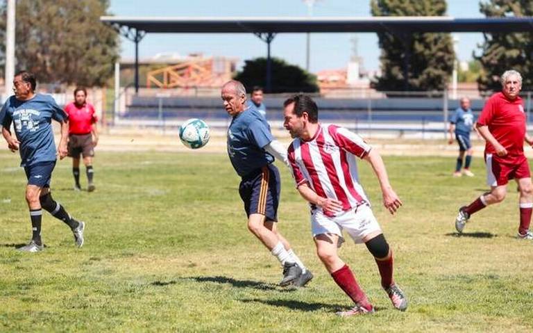 Julio Urías reveló su talento en el futbol durante el