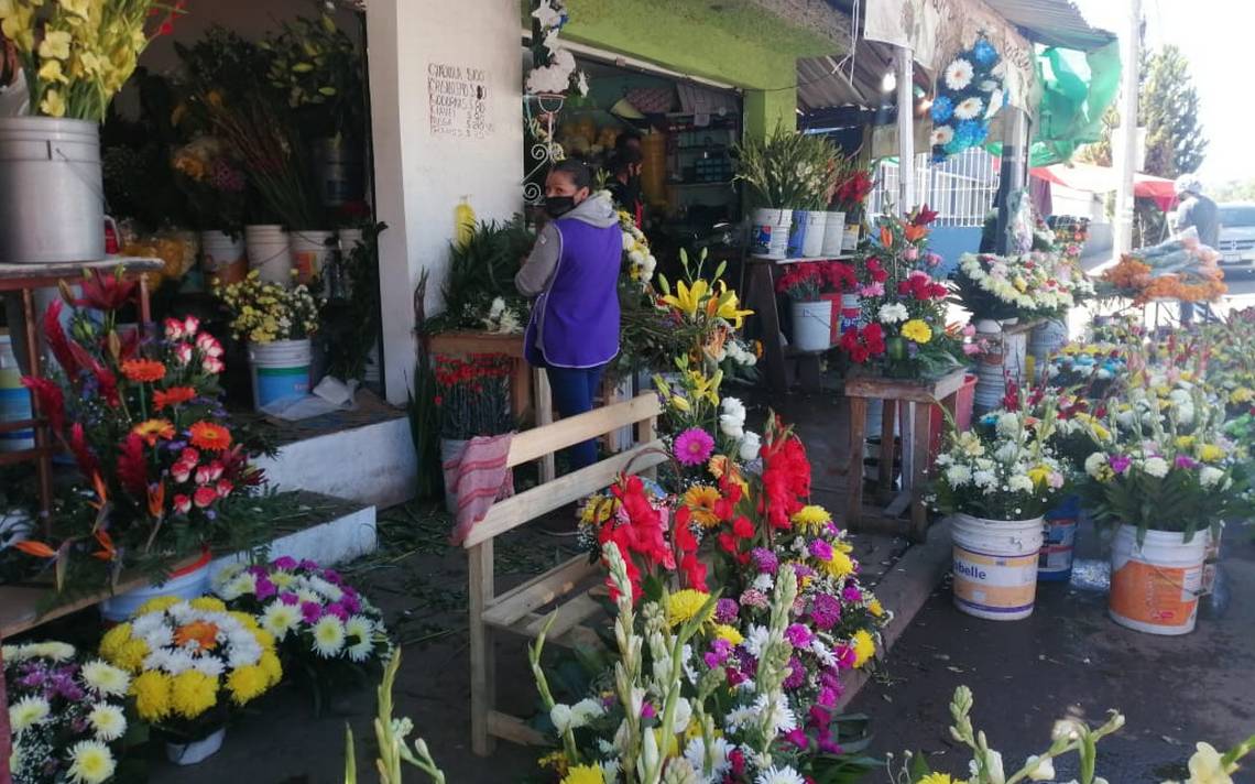 Floristas del Panteón de Oriente reportan bajas ventas este 